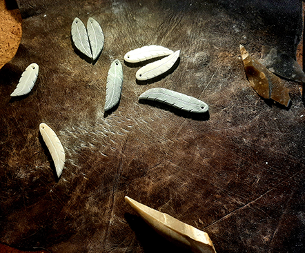 Atelier enfants Parure prehistorique1 chateau Perigord Chateau de Commarque @AngeliqueBeune