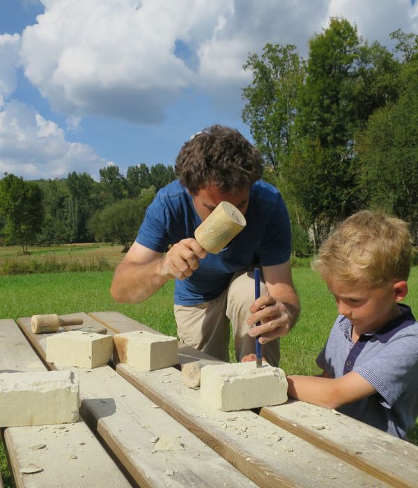 Activités château Dordogne atelier Sculpture sur Pierre Château de Commarque