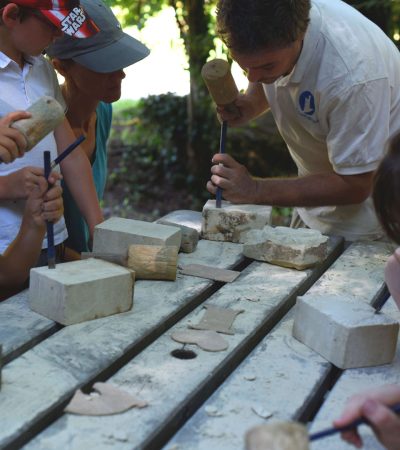 Activités enfants Dordogne atelier Sculpture sur Pierre Château de Commarque