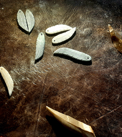 Atelier enfants Parure prehistorique1 chateau Perigord Chateau de Commarque @AngeliqueBeune Atelier enfants Parure prehistorique1 chateau Perigord Chateau de Commarque @AngeliqueBeune