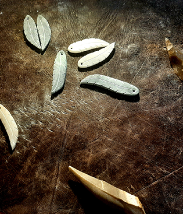 Atelier enfants Parure prehistorique1 chateau Perigord Chateau de Commarque @AngeliqueBeune